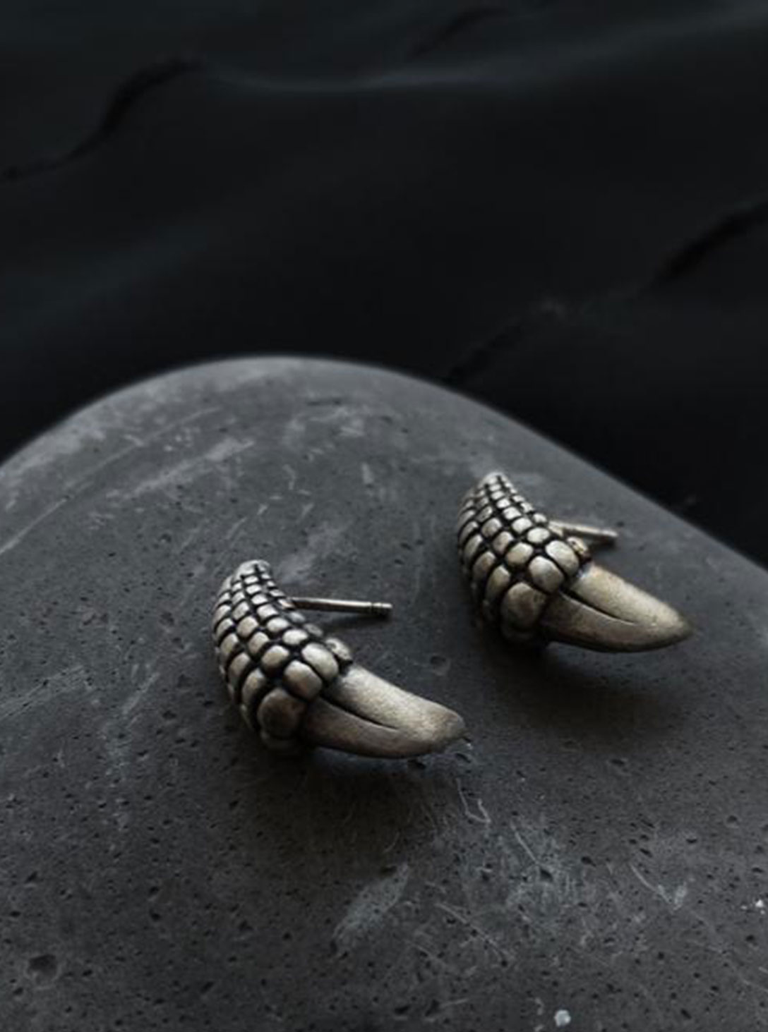 SMALL DRAGON EARRING