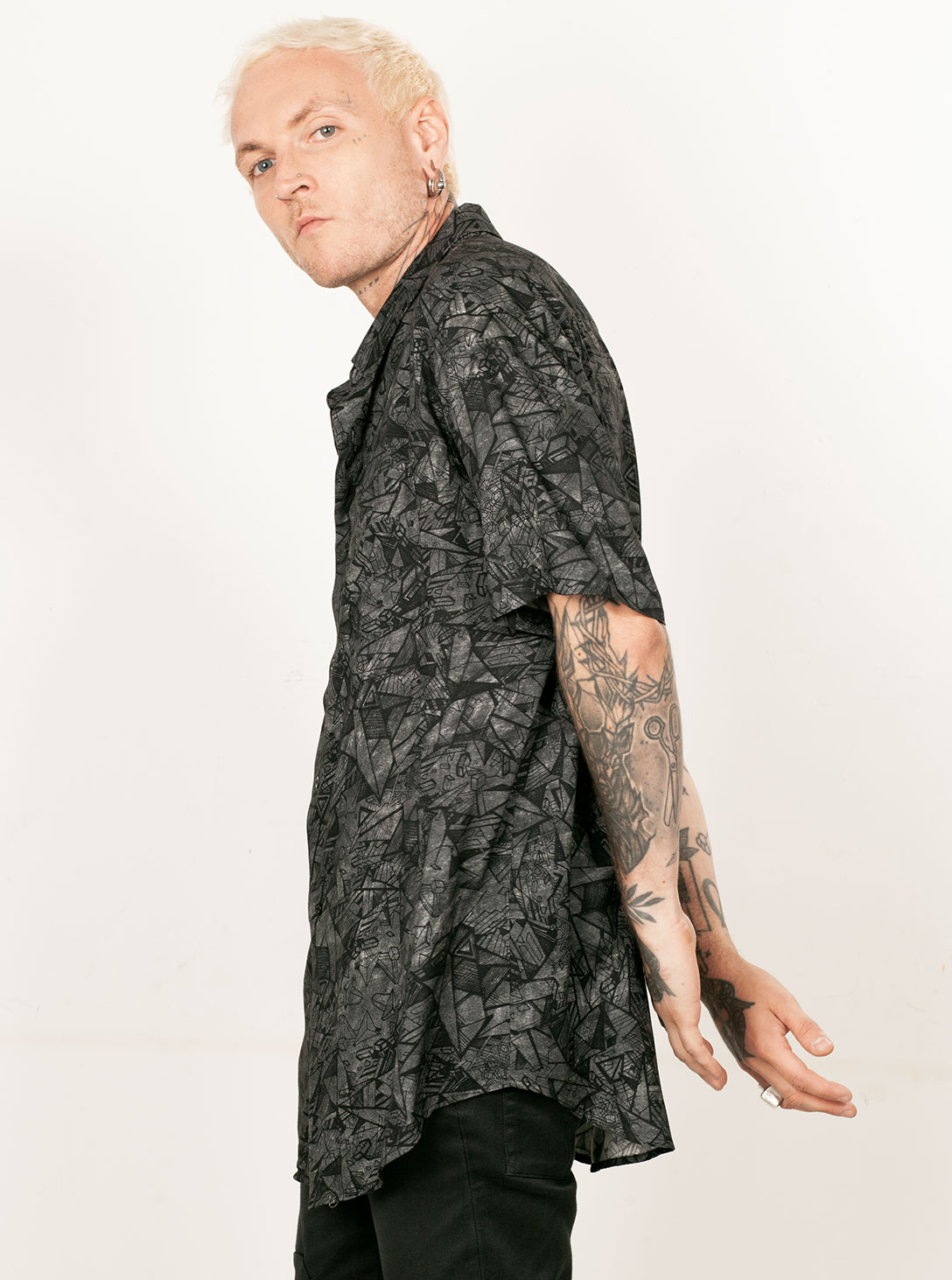 ANGULARITY BUTTON SHIRT