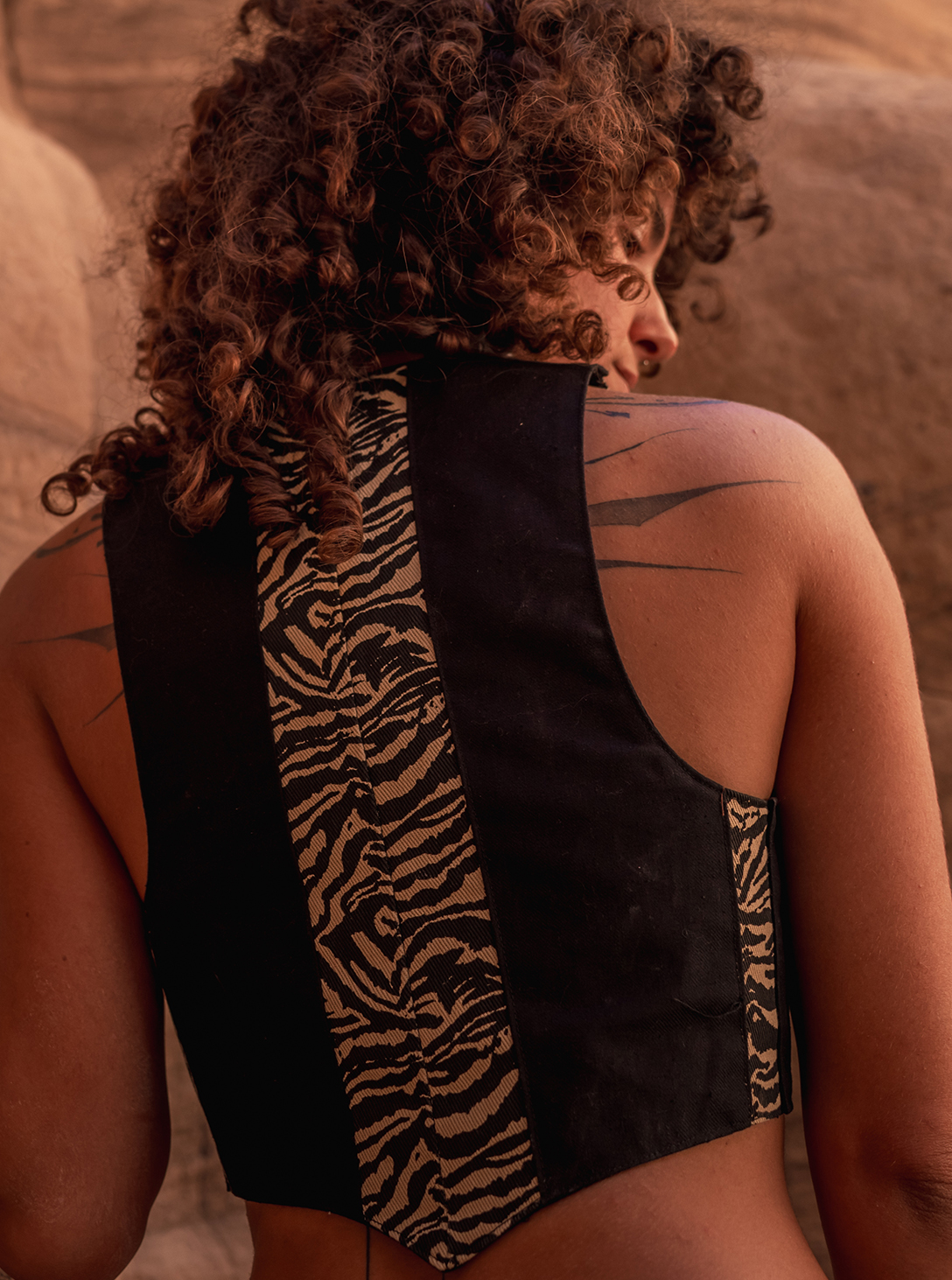 WOMEN'S VEST-BLACK &ZEBRA