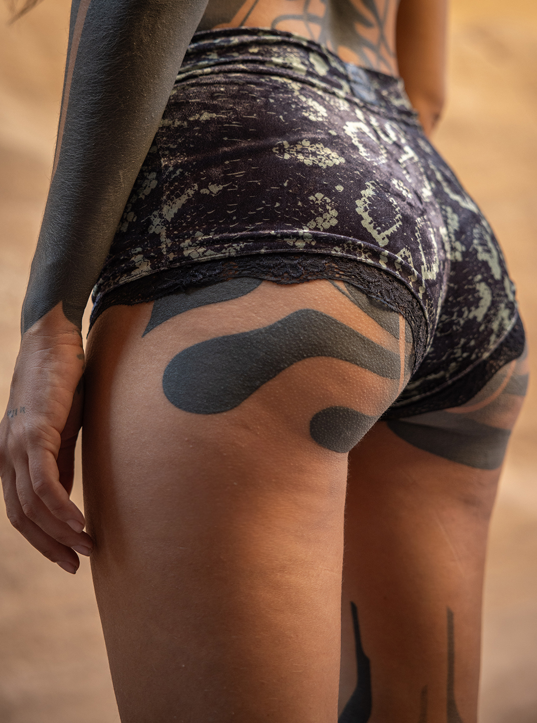 WOMEN'S SNAKE SHORTS