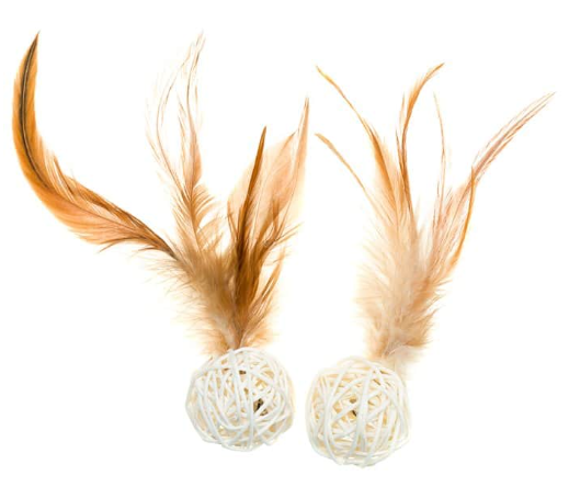 זוג כדורי קש עם נוצה לחתול