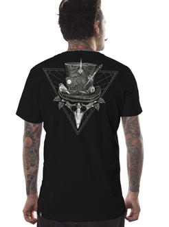 man׳s t-shirt in black with a black plague doctor print
