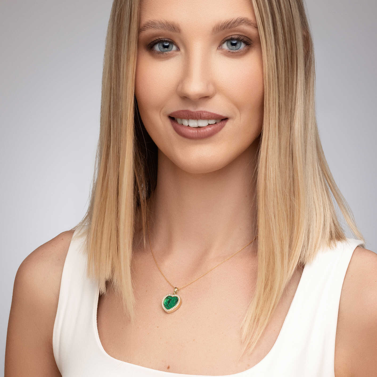 תליון לב זהב משובץ אבן מלכיט מוקפת וזרקונים