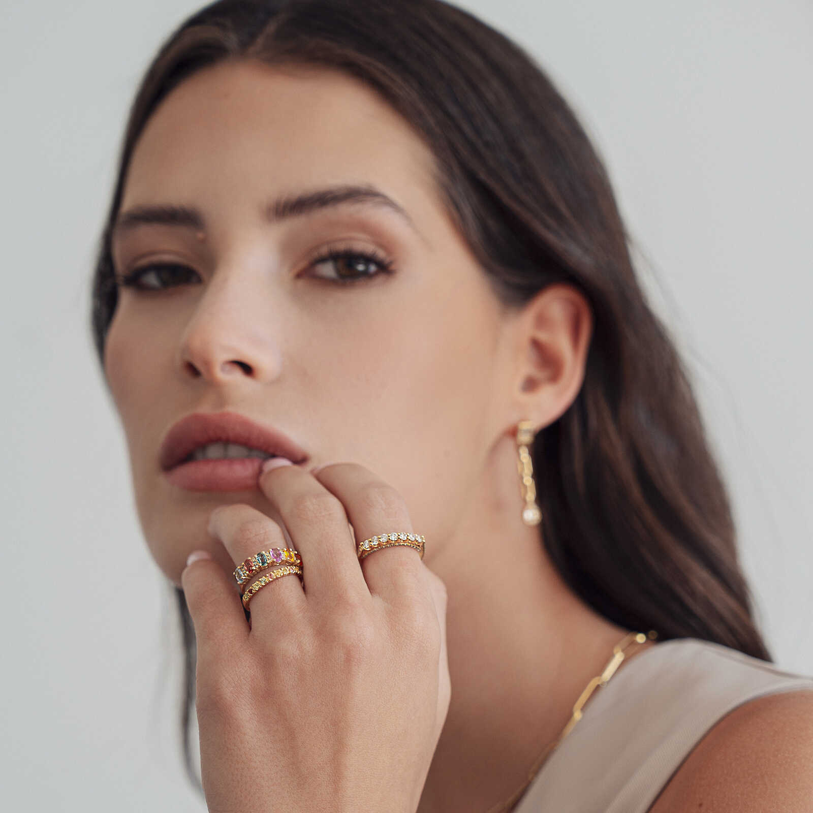 צמיד זהב קשיח משובץ זירקונים נוצצים