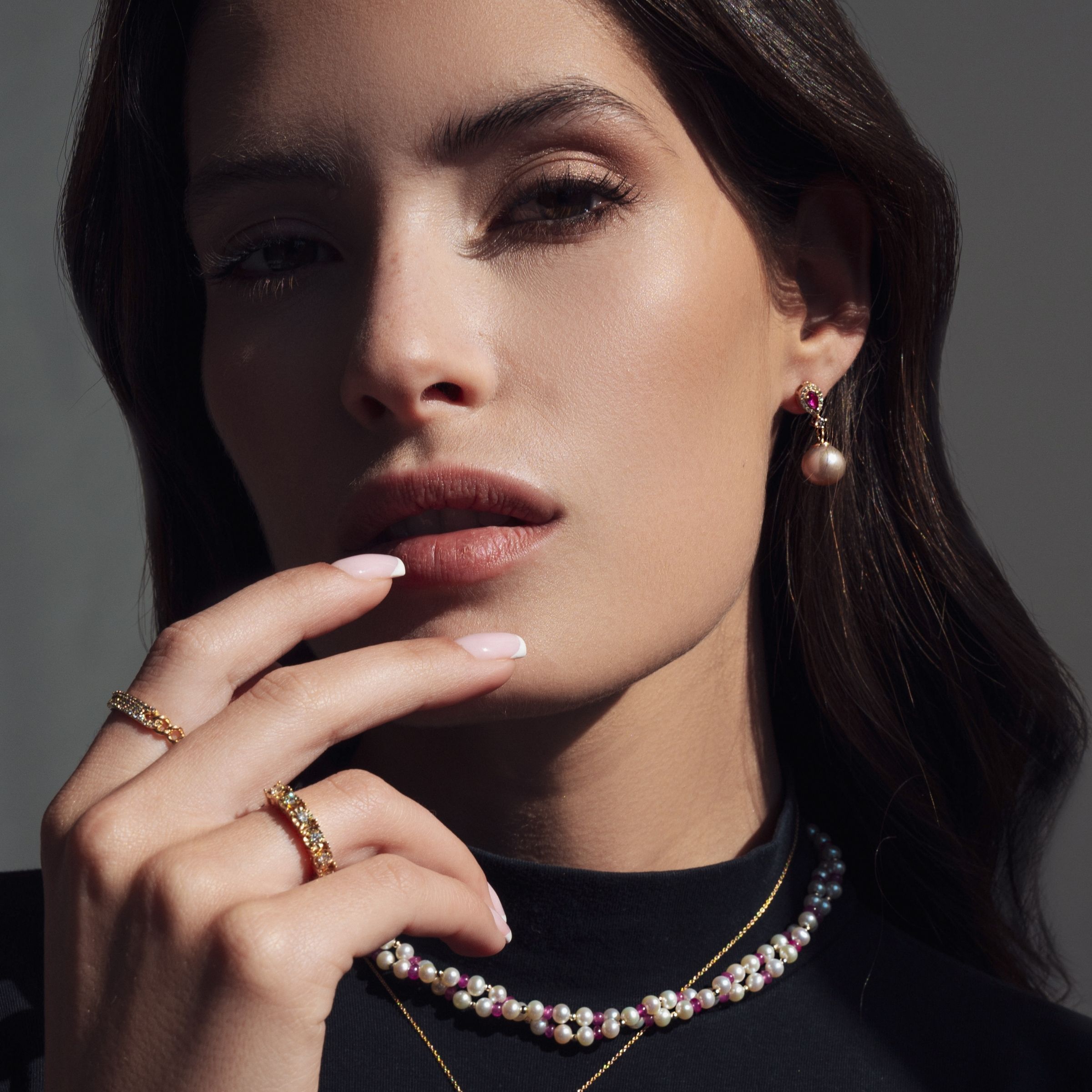 מחרוזת אלמוג בשילוב פנינים, כדורי זהב ורובי