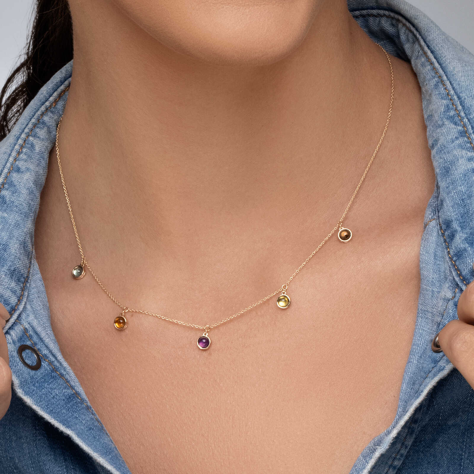 שרשרת זהב עם תליונים משובצים אבני חן צבעוניות