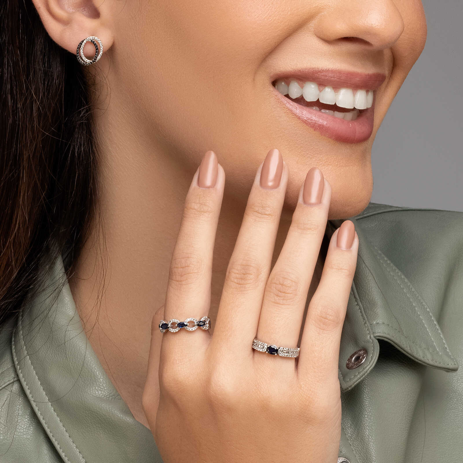 עגילי זהב חישוק כפול בשיבוץ יהלומים לבנים ושחורים