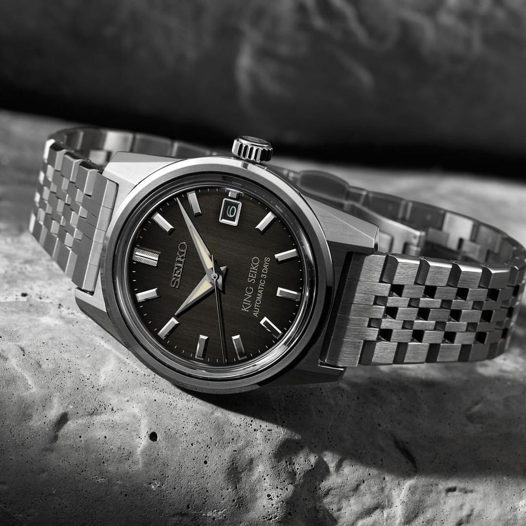 שעון KING SEIKO Charcoal Suit עם רצועה מתחלפת