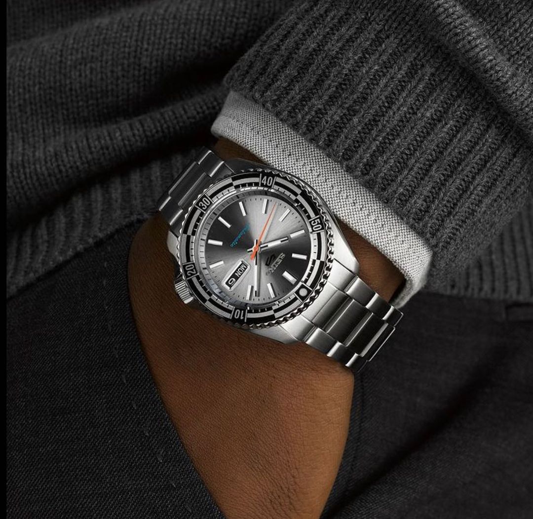 שעון  SEIKO 5 SPORT New Rally Diver מקולקציית צבעי הרטרו