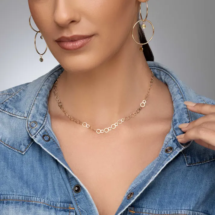 שרשרת זהב עם חוליות בצורת הספרה 8