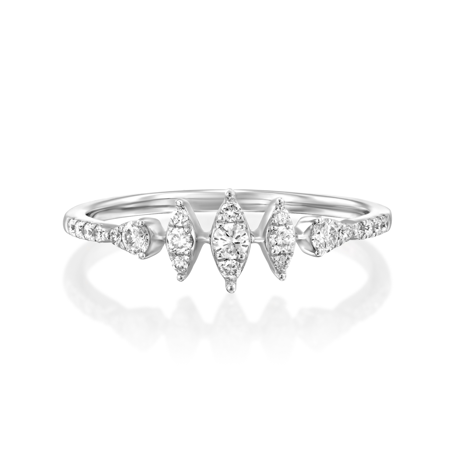 טבעת זהב בשיבוץ יהלומים במבנה מעוין