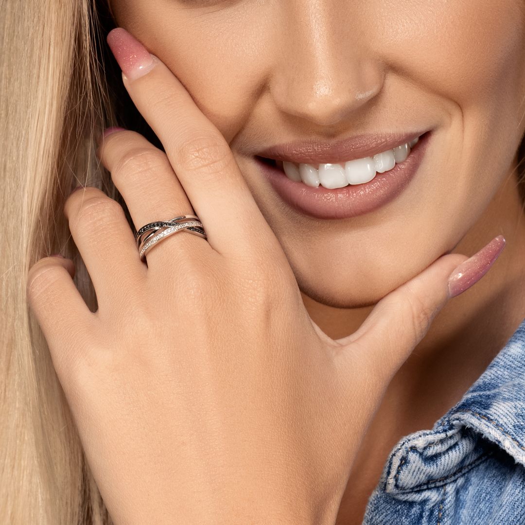 טבעת זהב משובצת יהלומים לבנים ושחורים