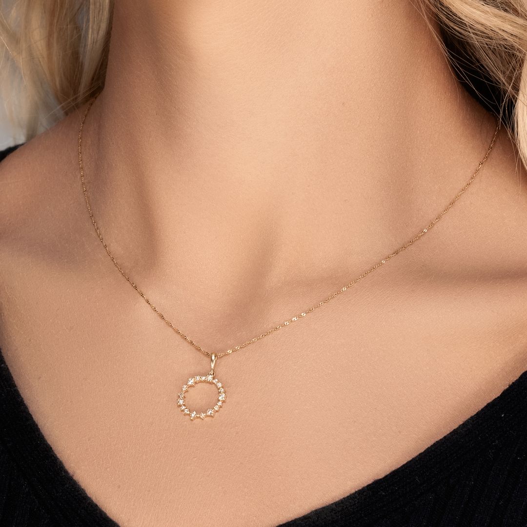 תליון זהב עגול משובץ יהלומים נוצצים