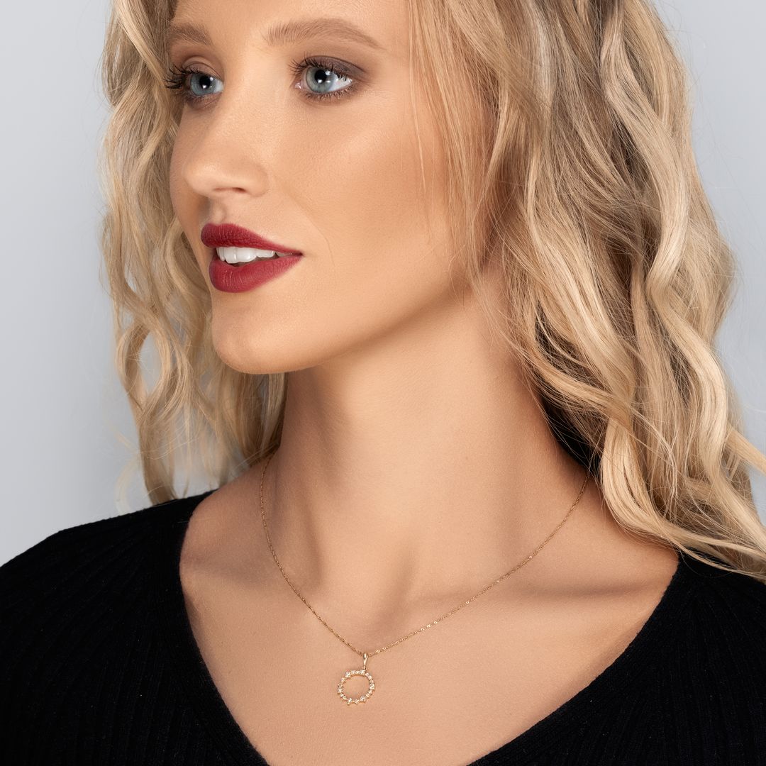 תליון זהב עגול משובץ יהלומים נוצצים