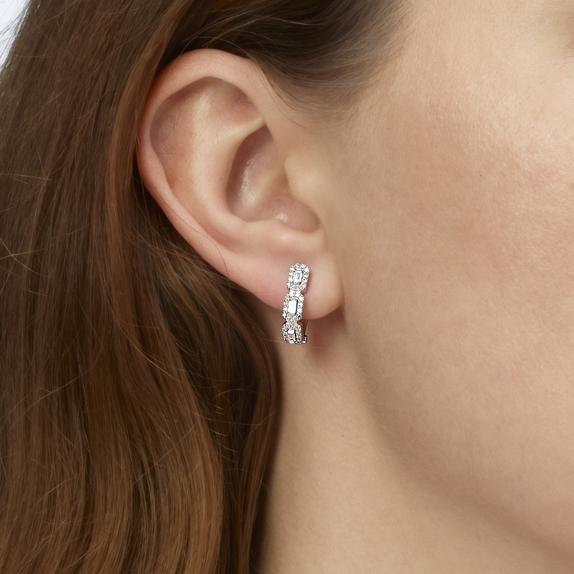 עגילי זהב משובצים יהלומים בחיתוך באגט ועגול