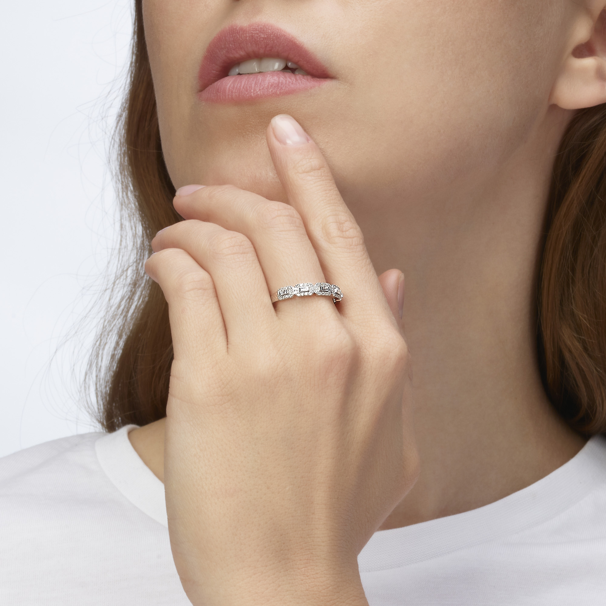 טבעת זהב משובצת אבני יהלום בחיתוך באגט ועגול