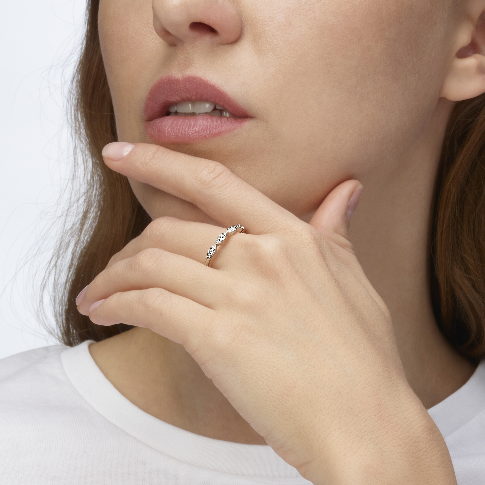 טבעת זהב לבן משובצת יהלומים