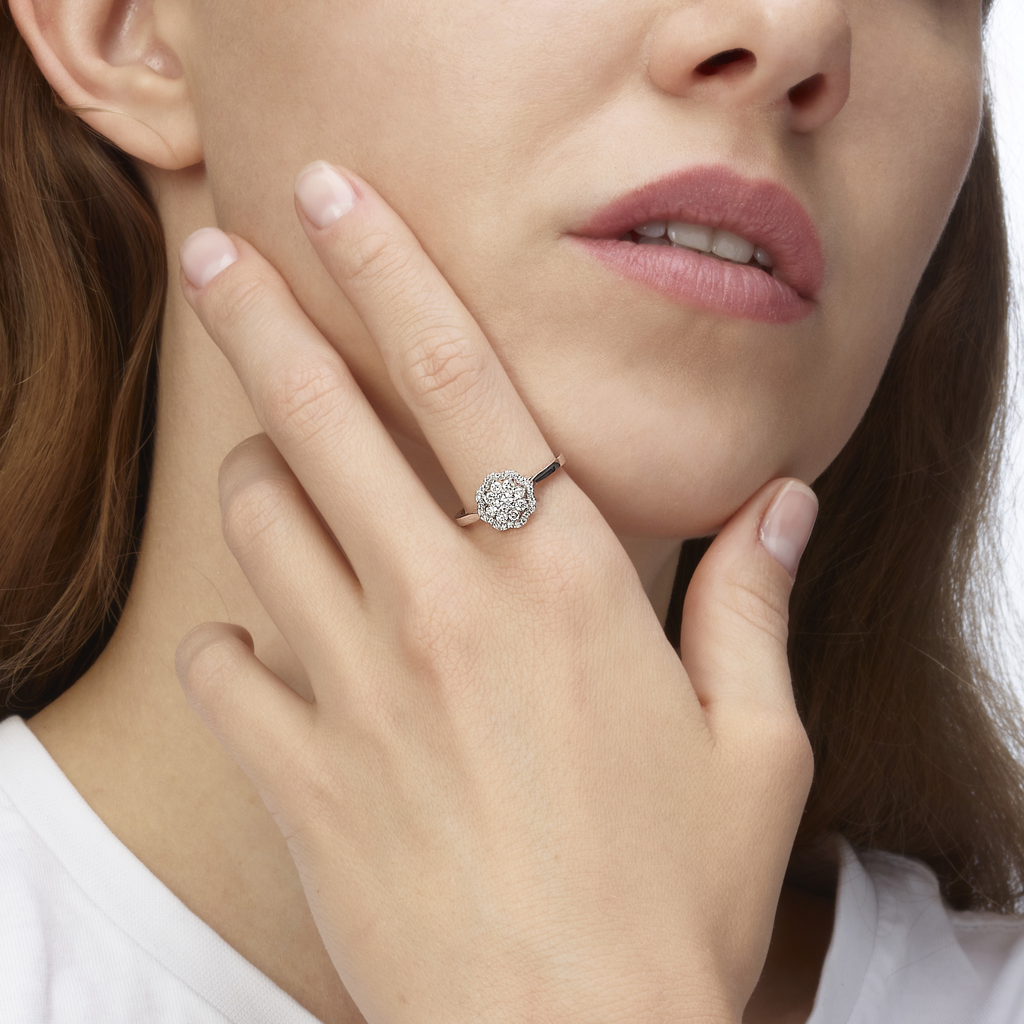 טבעת זהב בצורת פרח משובץ יהלומים