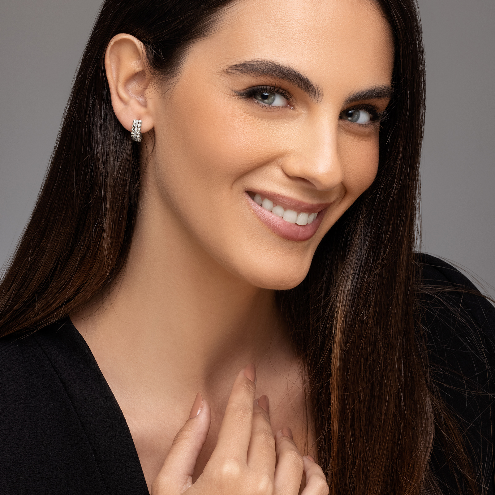 עגילי זהב משובצים בשני פסי יהלומים ובפס זהב