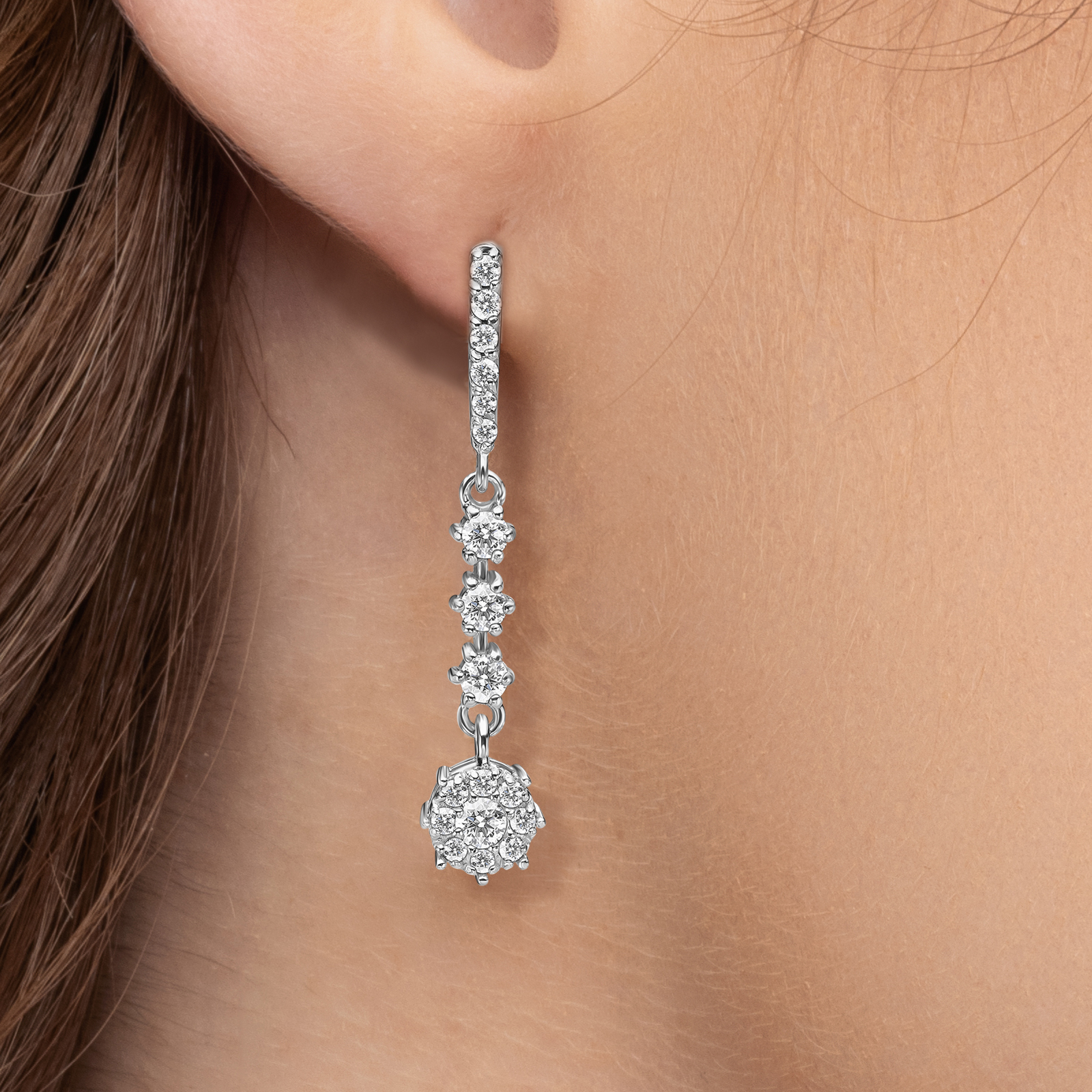 עגילי זהב באורך 2.3 ס"מ משובצים יהלומים