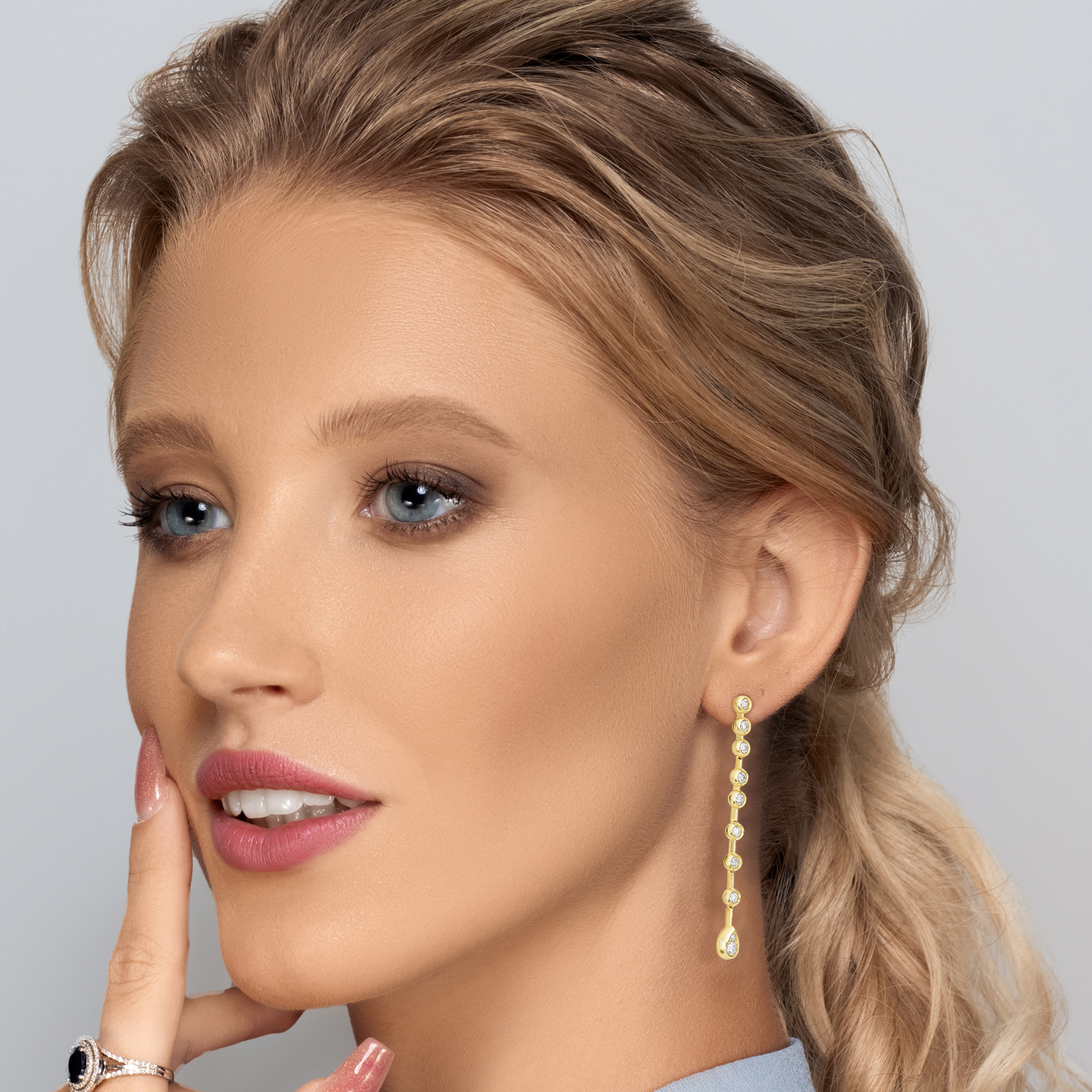 עגילי זהב באורך 4 ס"מ בשיבוץ יהלומים