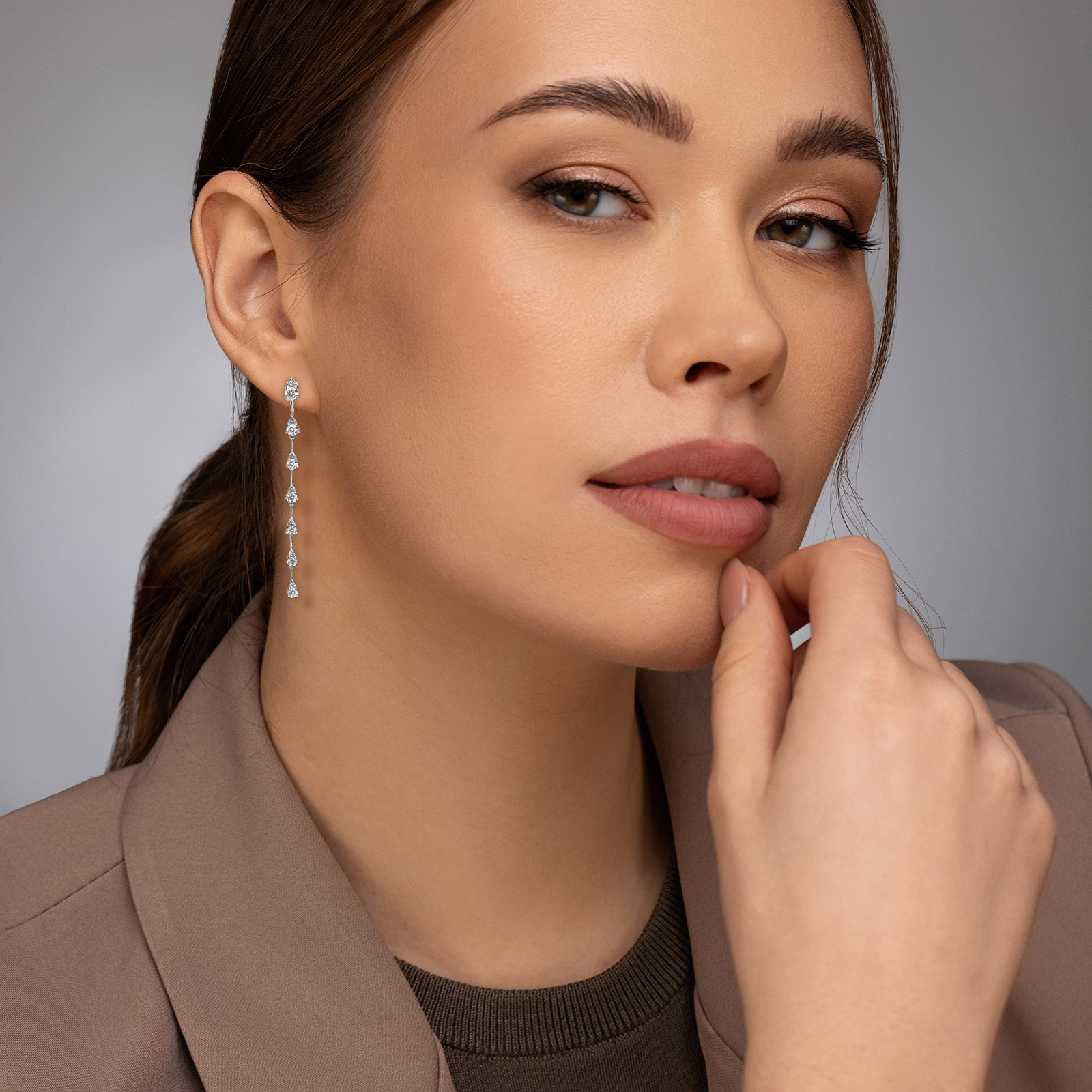 עגילי זהב משובצים יהלומים באורך 4 ס"מ