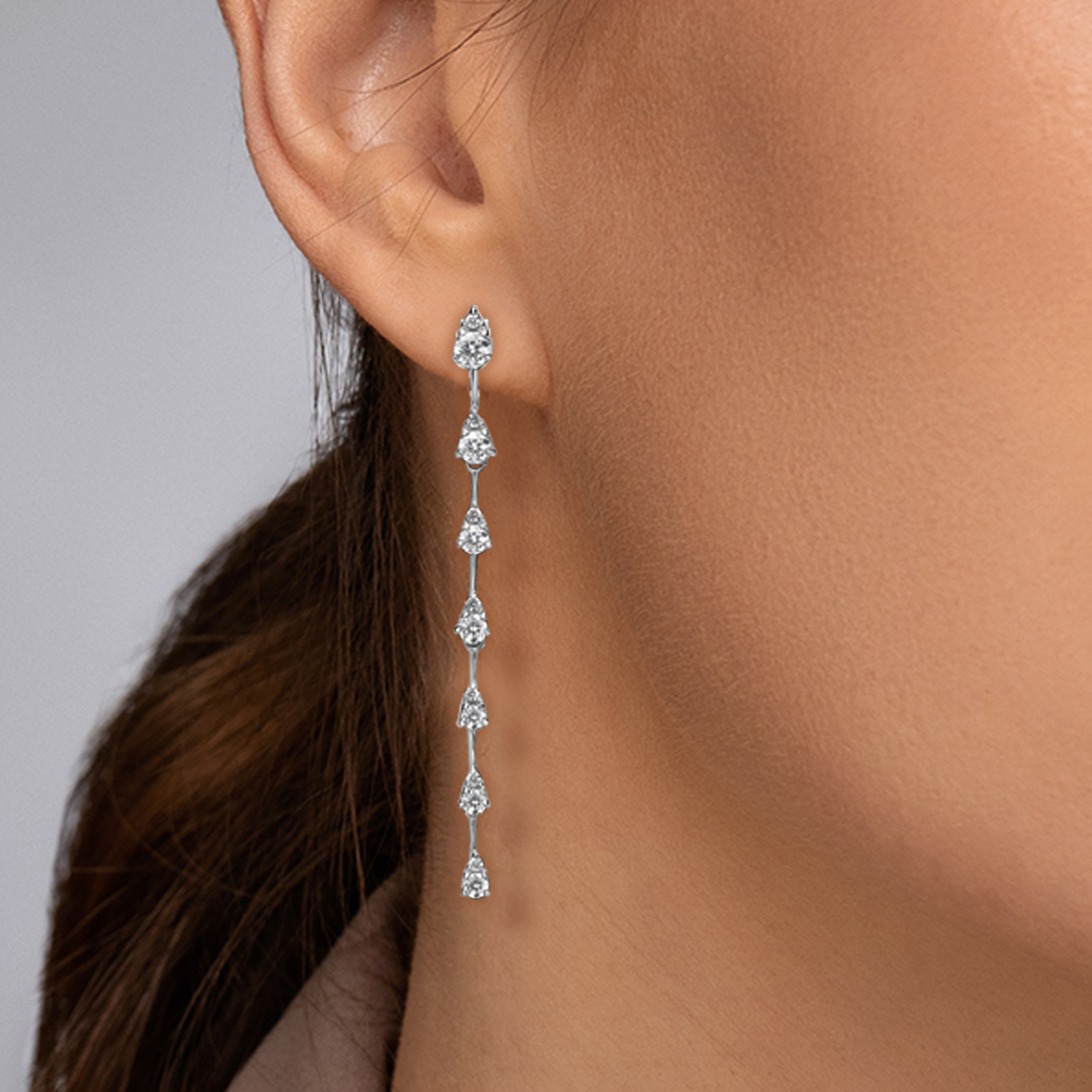 עגילי זהב משובצים יהלומים באורך 4 ס"מ