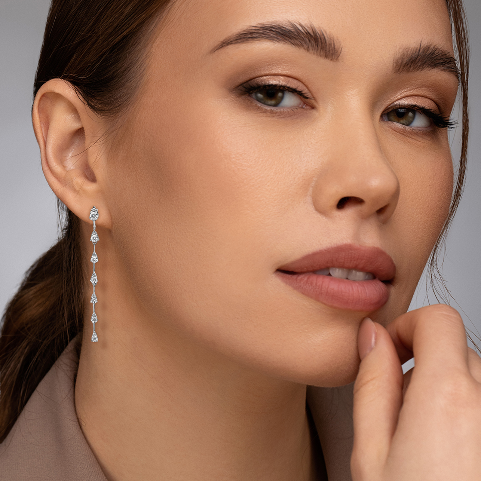 עגילי זהב משובצים יהלומים באורך 4 ס"מ