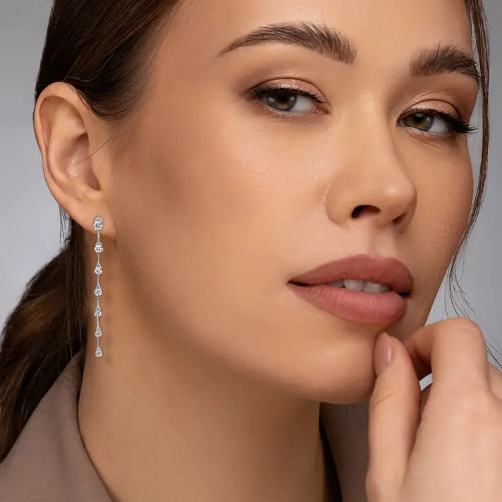 עגילי זהב משובצים יהלומים באורך 4 ס"מ