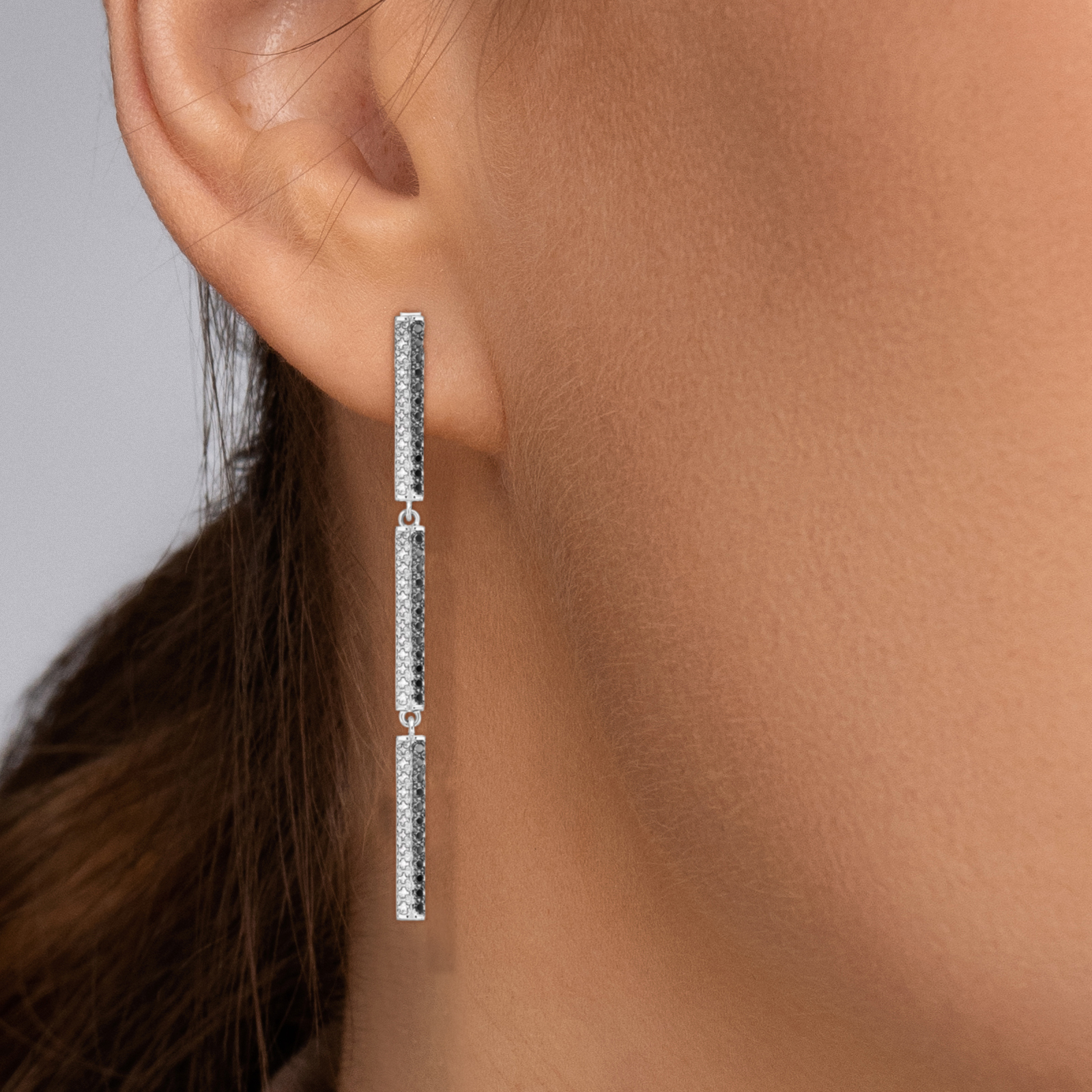 עגילי זהב ארוכים עם יהלומים לבנים ושחורים באורך 5.2 ס"מ