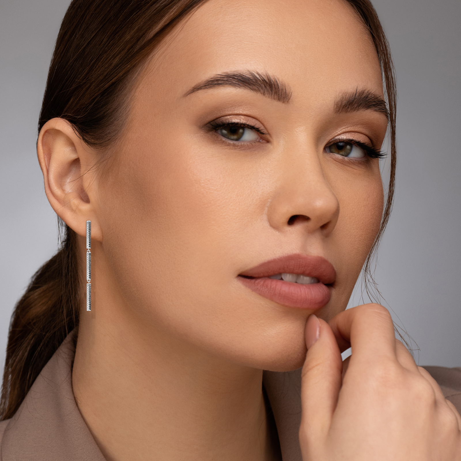 עגילי זהב ארוכים עם יהלומים לבנים ושחורים באורך 5.2 ס"מ