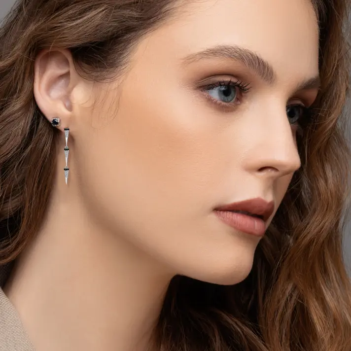 עגילי זהב משולשים משובצים יהלומים לבנים ושחורים