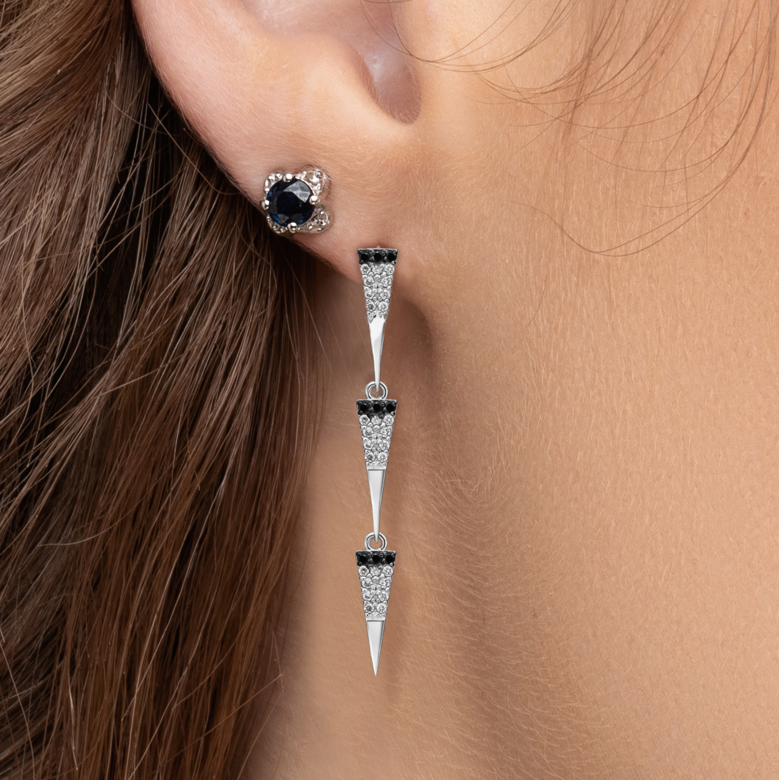 עגילי זהב משולשים משובצים יהלומים לבנים ושחורים