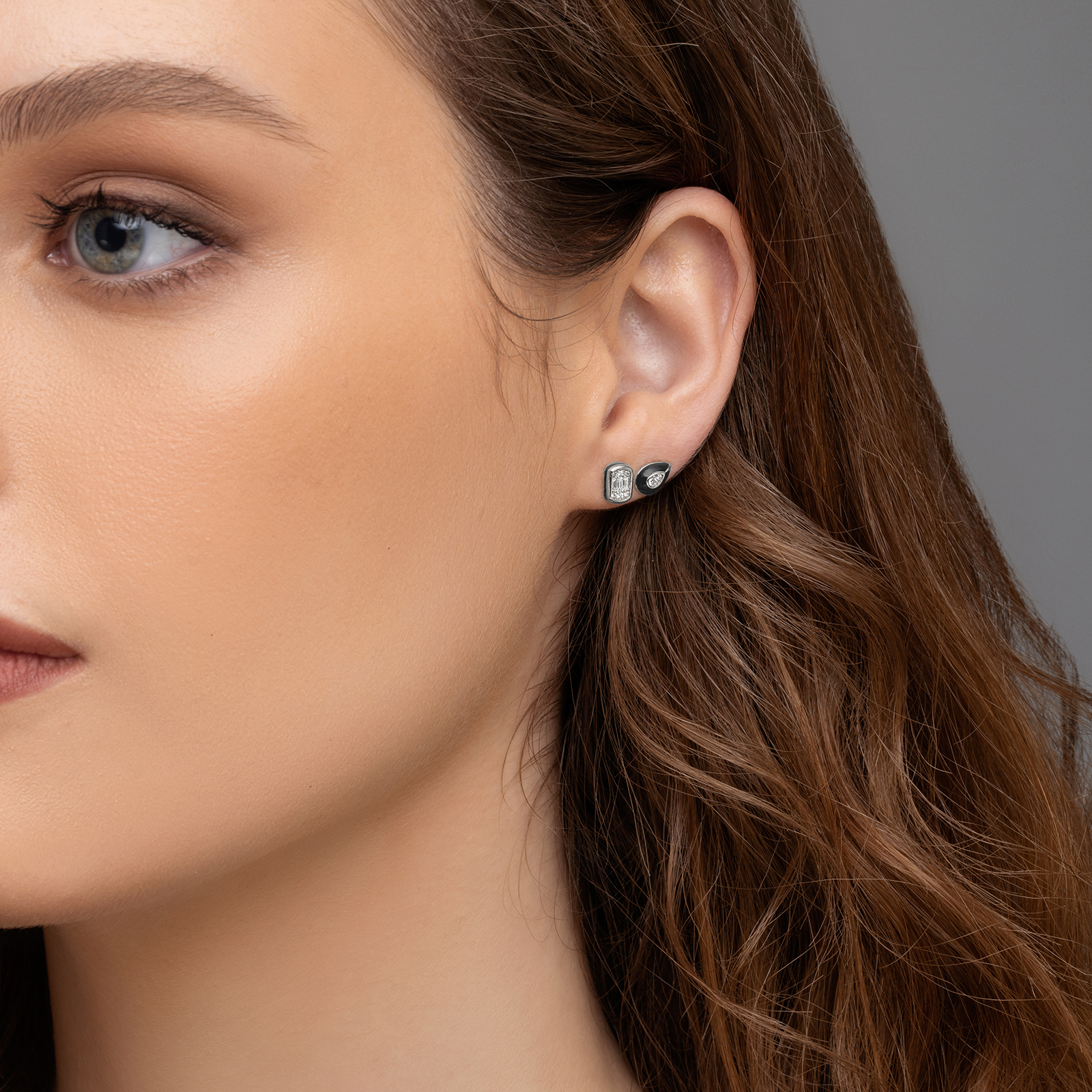 עגילי זהב מסדרת Black series בשיבוץ יהלום עם אמייל שחור