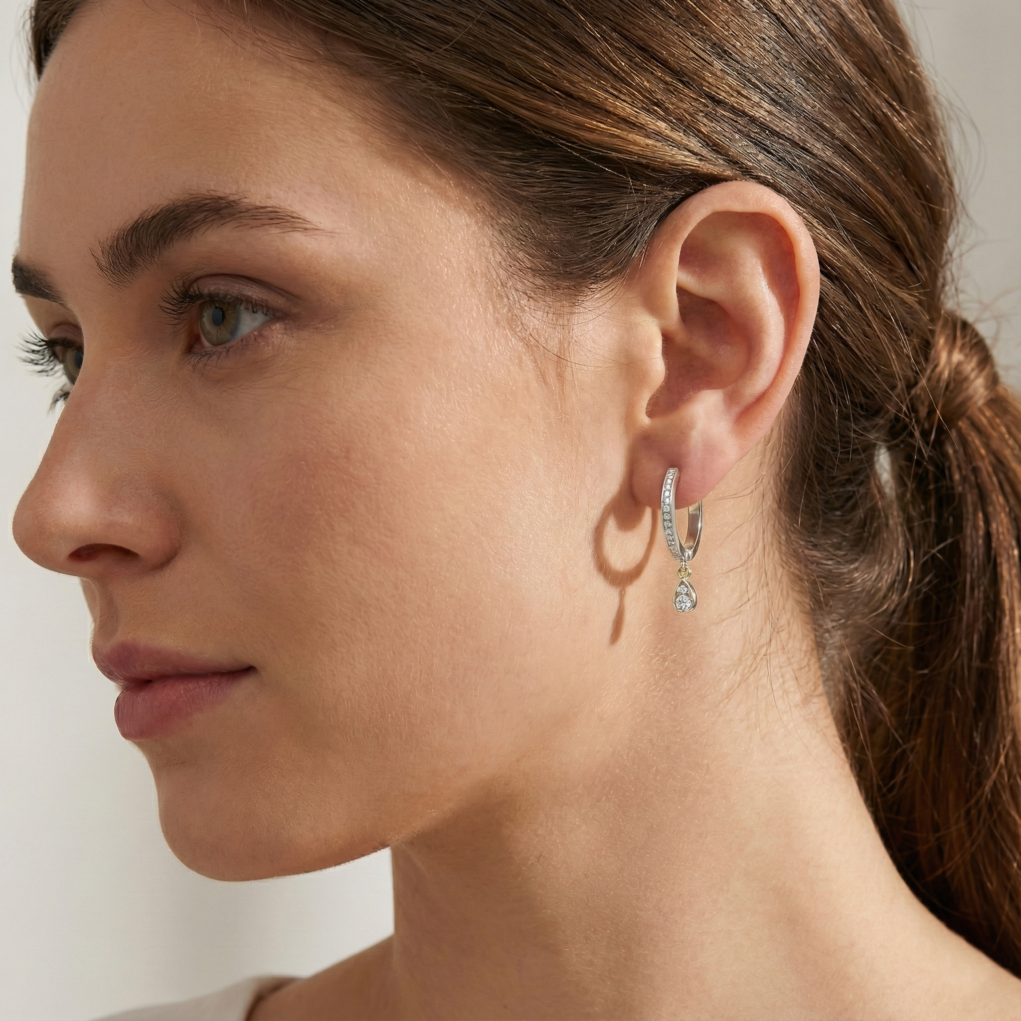 עגילי זהב מסדרת Black series בשיבוץ יהלומים ובשילוב אמייל שחור