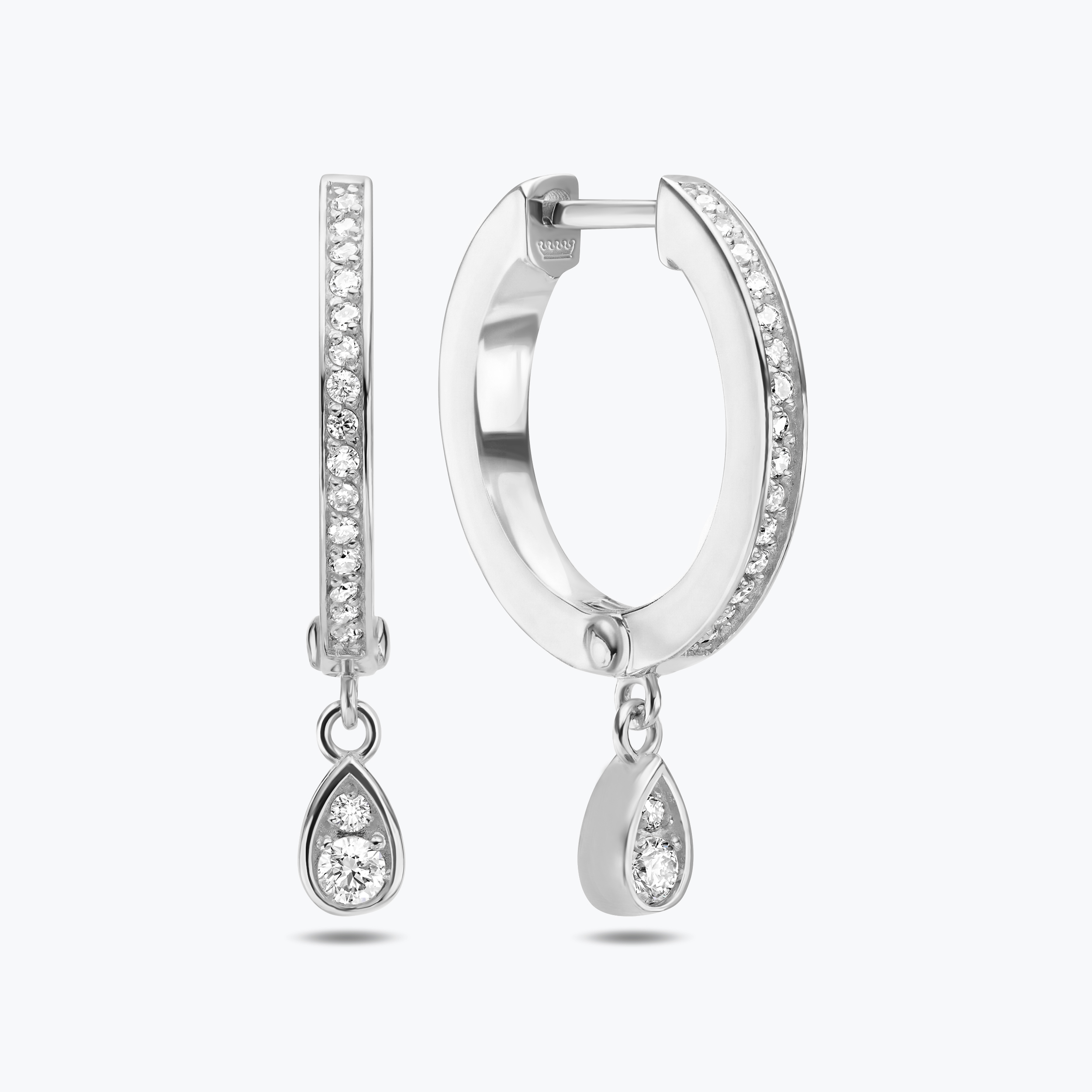 עגילי זהב מסדרת Black series בשיבוץ יהלומים ובשילוב אמייל שחור