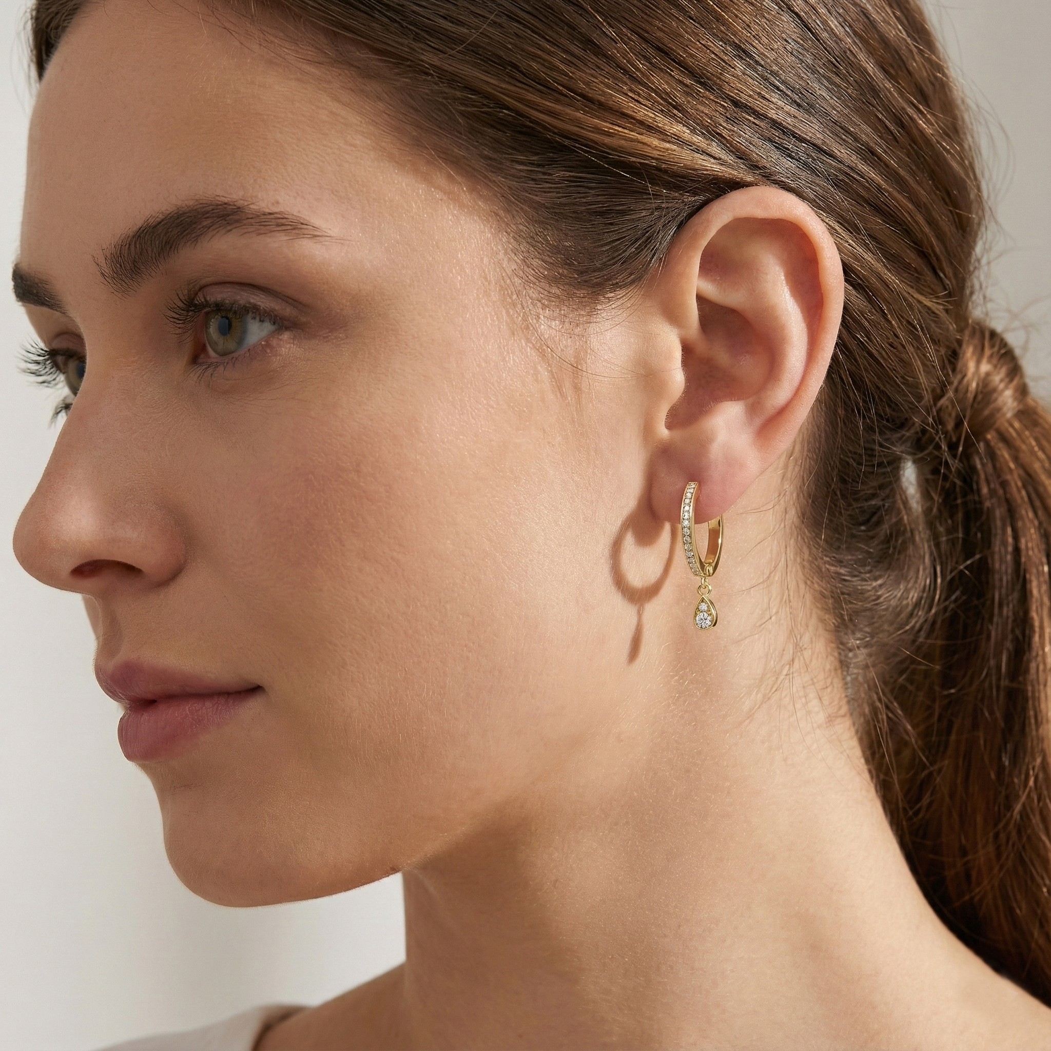 עגילי זהב מסדרת Black series בשיבוץ יהלומים ובשילוב אמייל שחור