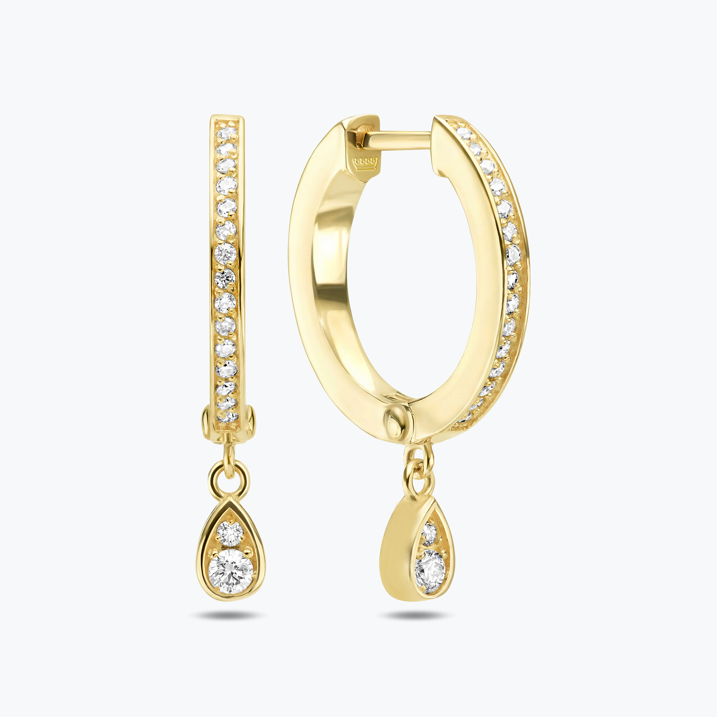 עגילי זהב מסדרת Black series בשיבוץ יהלומים ובשילוב אמייל שחור