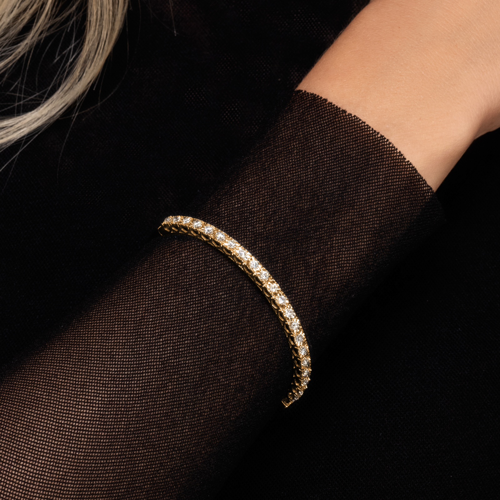 צמיד זהב קשיח משובץ קראט וחצי יהלומים