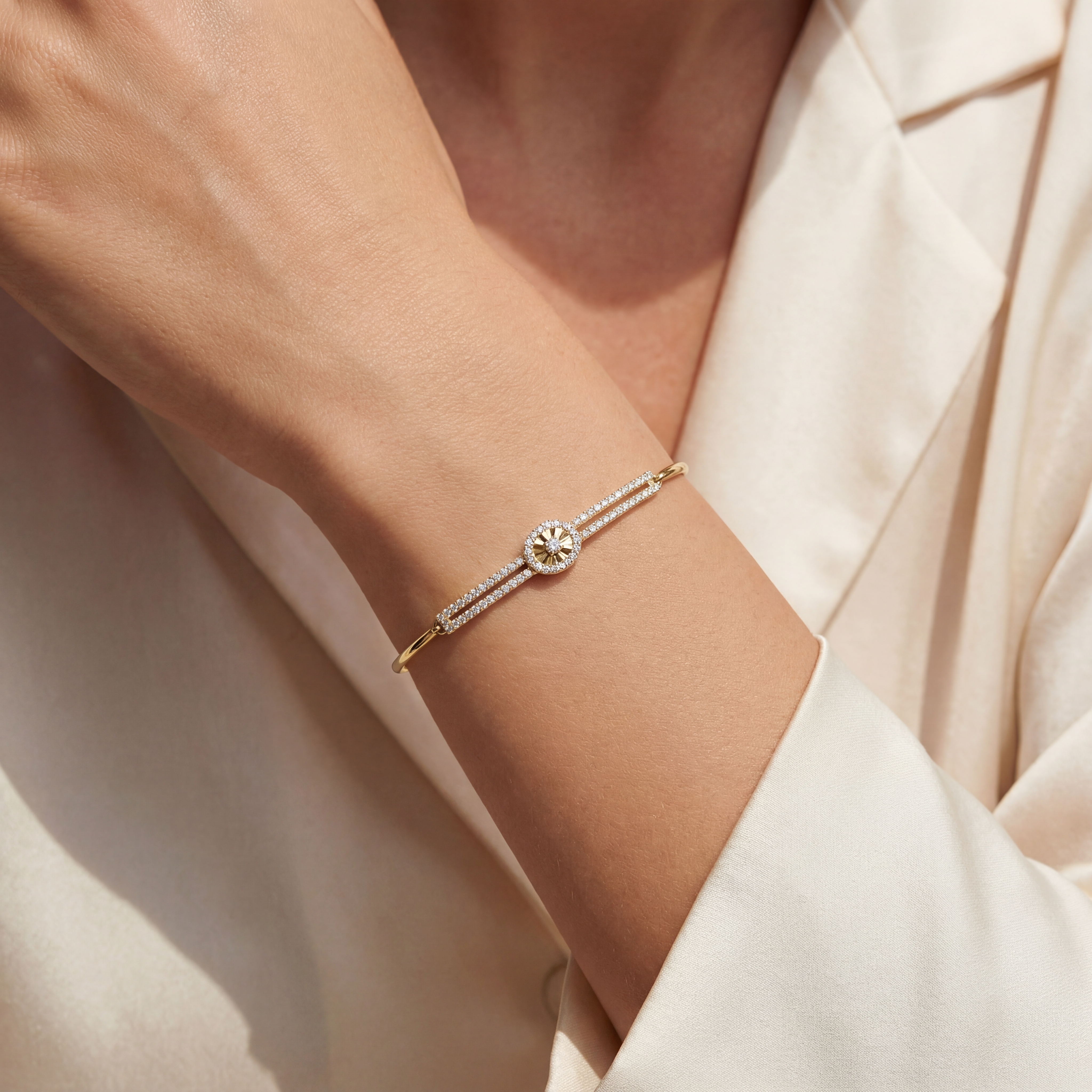 צמיד חצי קשיח משובץ יהלומים