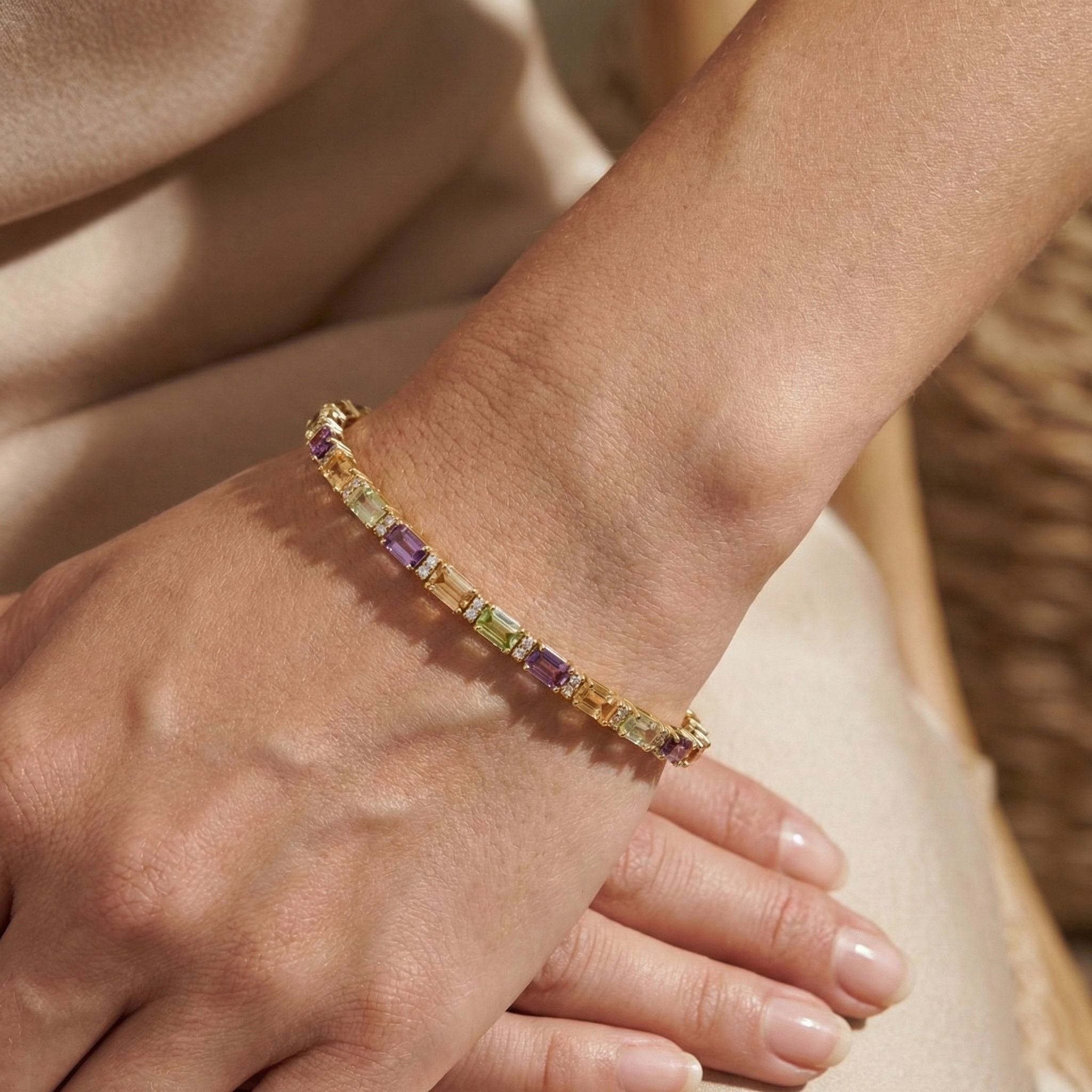 צמיד זהב 14K משובץ יהלומים ואבני חן