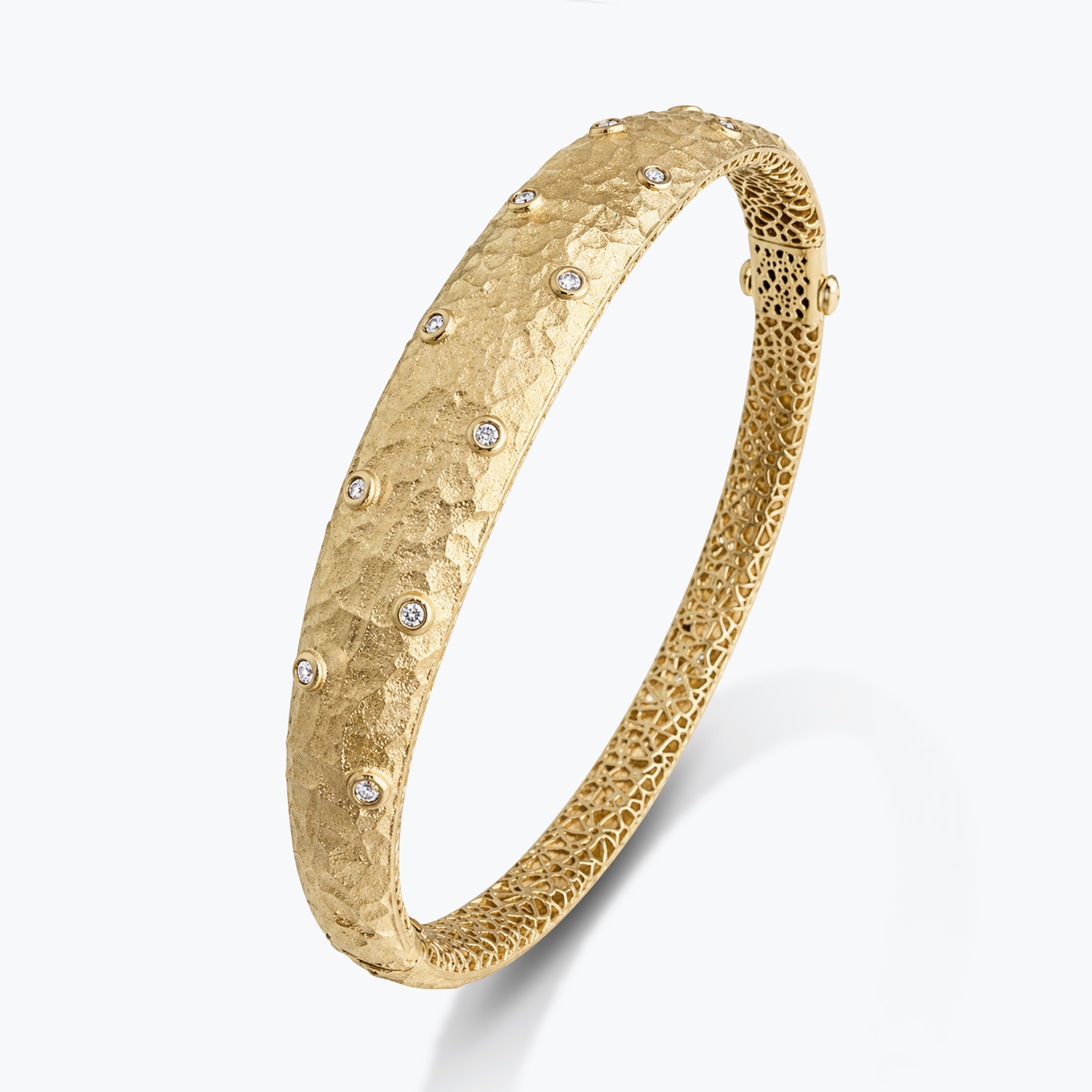 צמיד זהב 14K משובץ יהלומים מקולקציית NATURA בטקסטורה מרוקעת