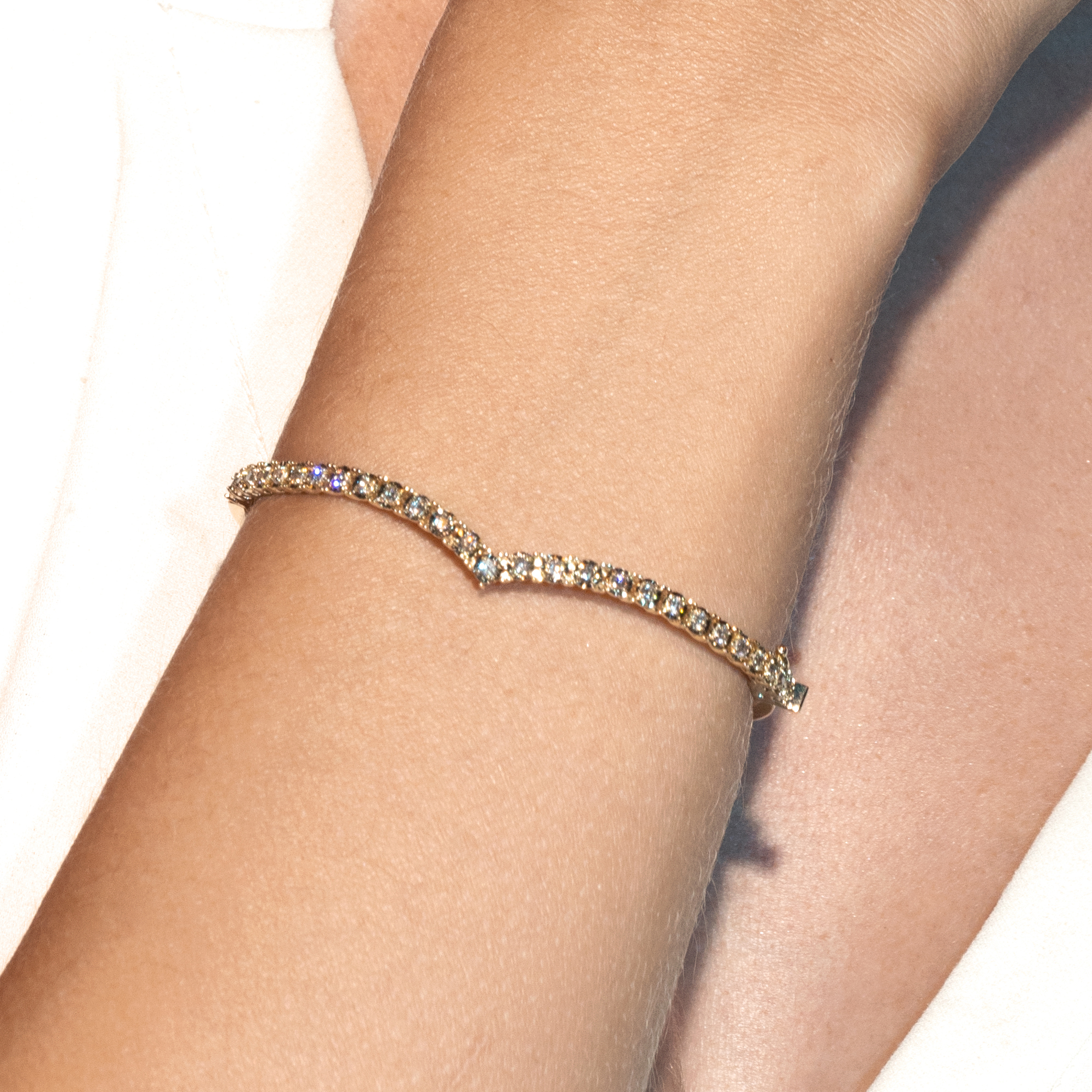 צמיד יהלומים קשיח בצורת לב