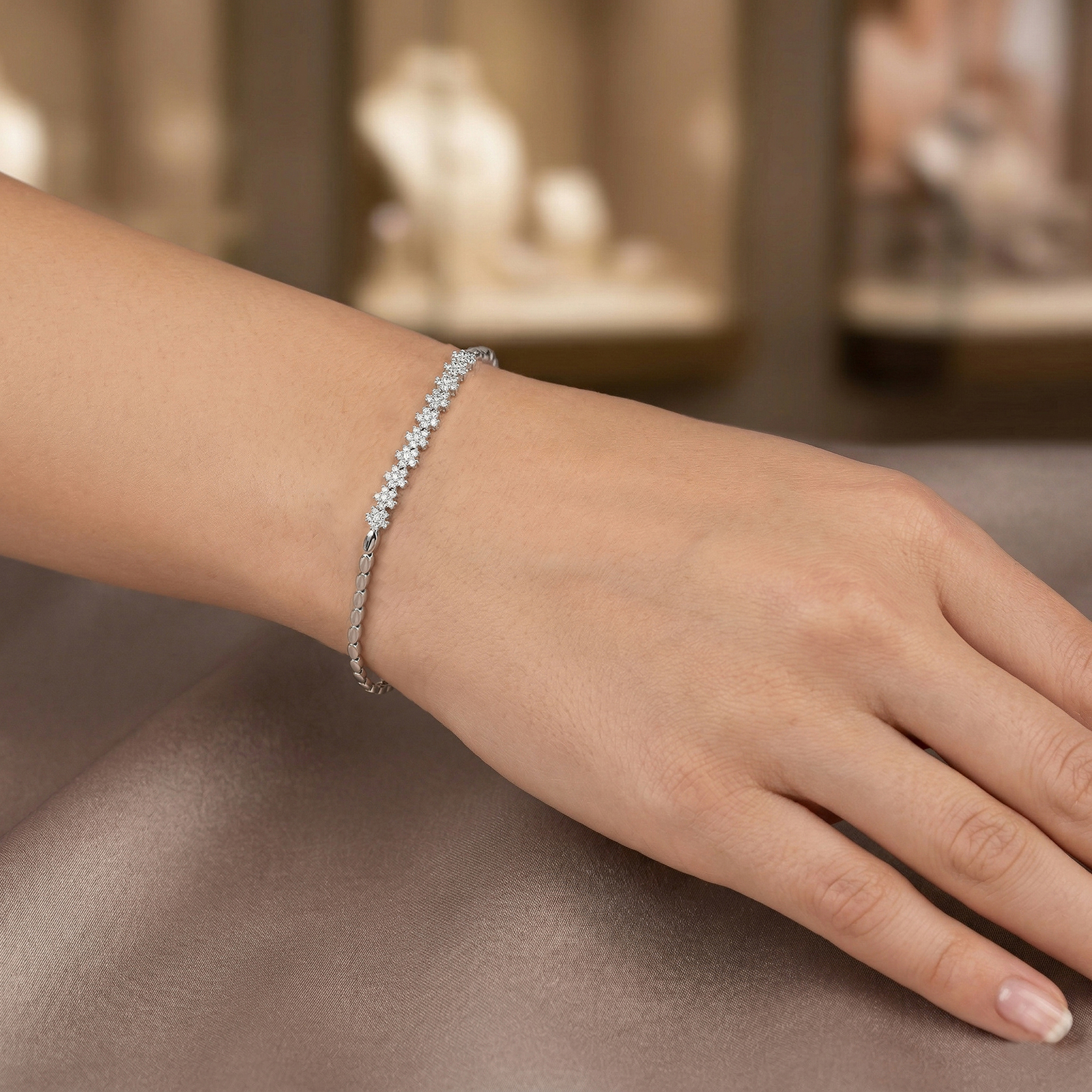 צמיד יהלומים בעיצוב פרחים