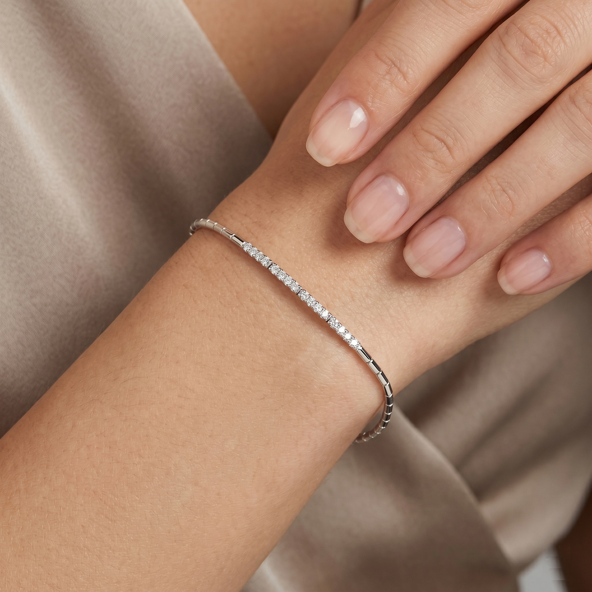 צמיד יהלומים בשיבוץ מינימליסטי ונקי