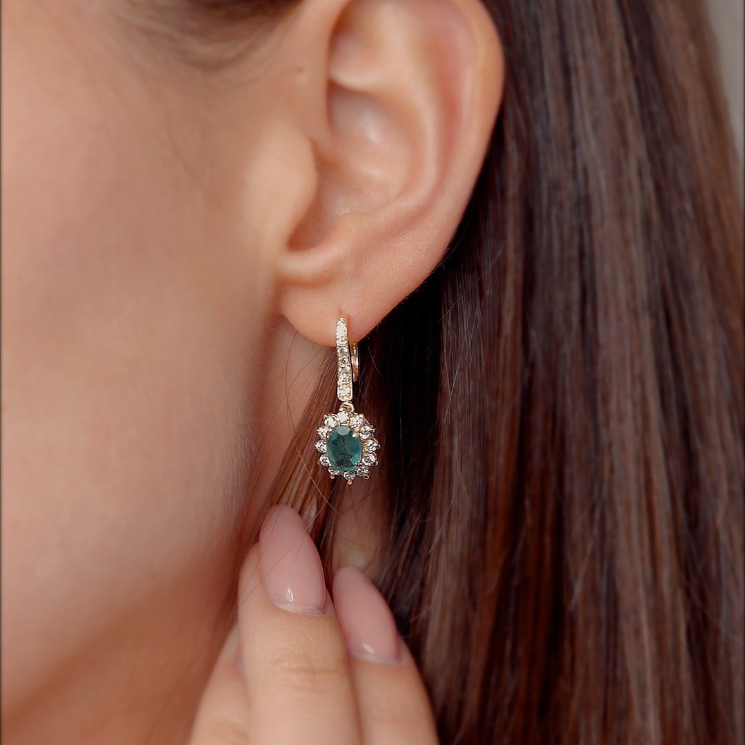 עגילי זהב משובצים באבני אמרלד ירוקות ויהלומים