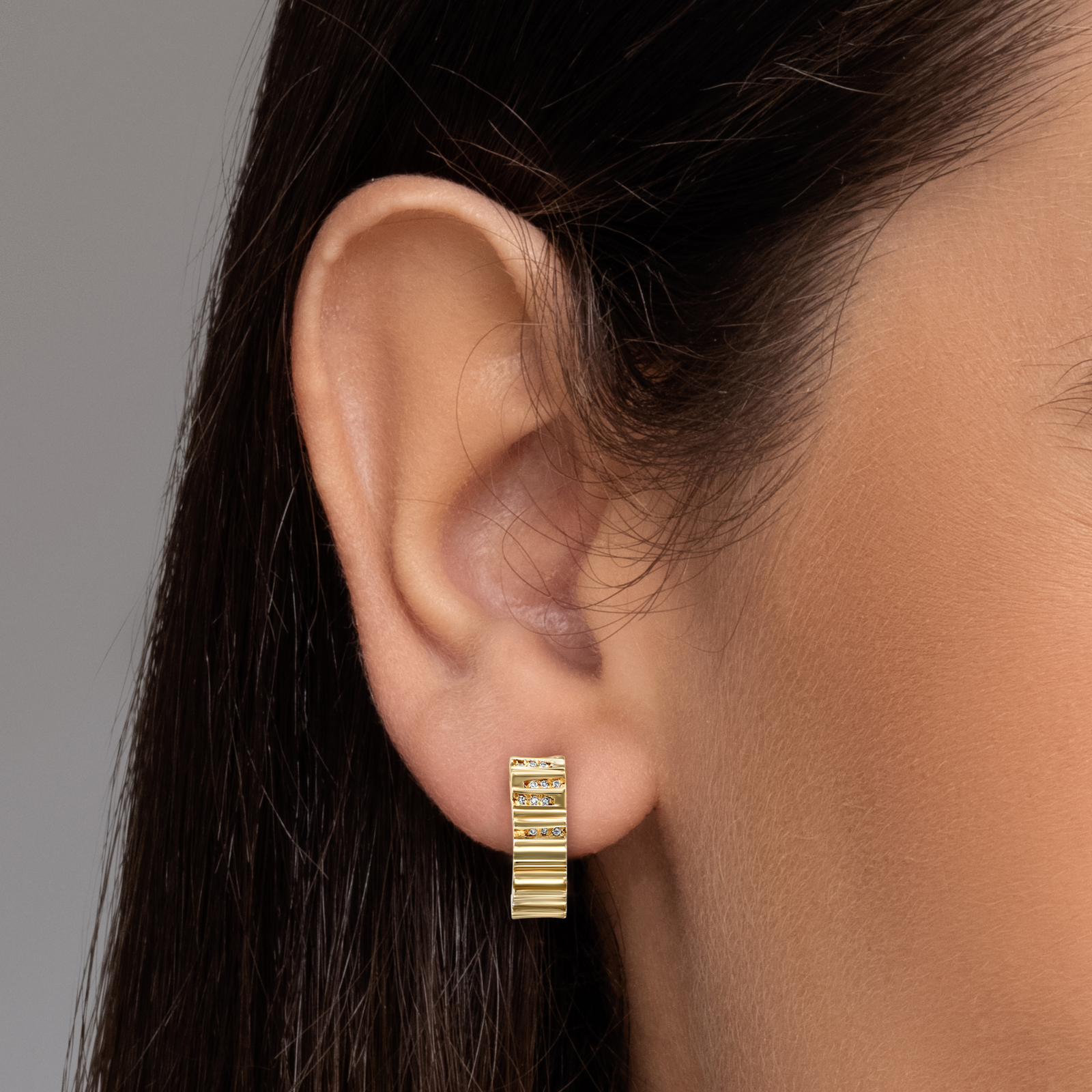 עגיל זהב צמודים בצורת חצי עיגול משובצים יהלומים