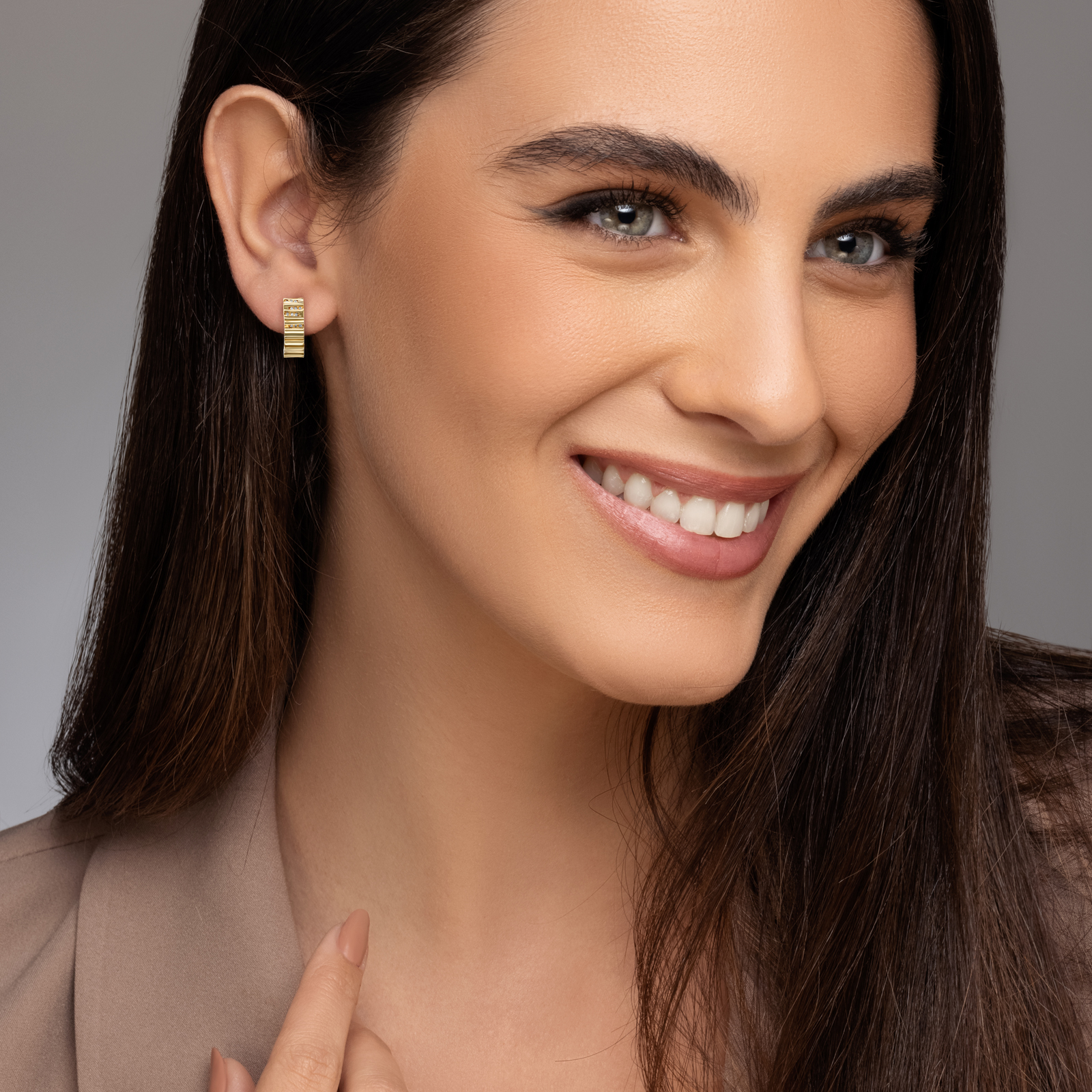 עגיל זהב צמודים בצורת חצי עיגול משובצים יהלומים