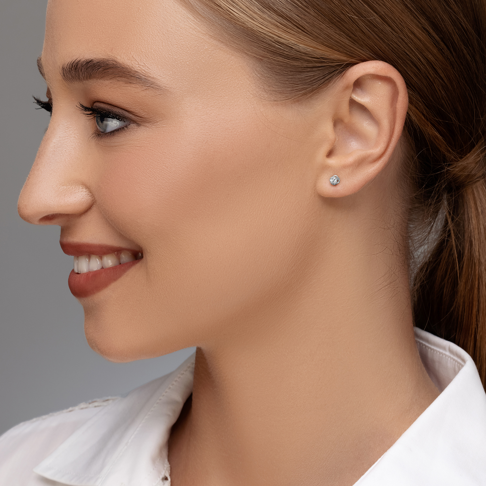 עגילי זהב סוליטר משובצים בשני יהלומים