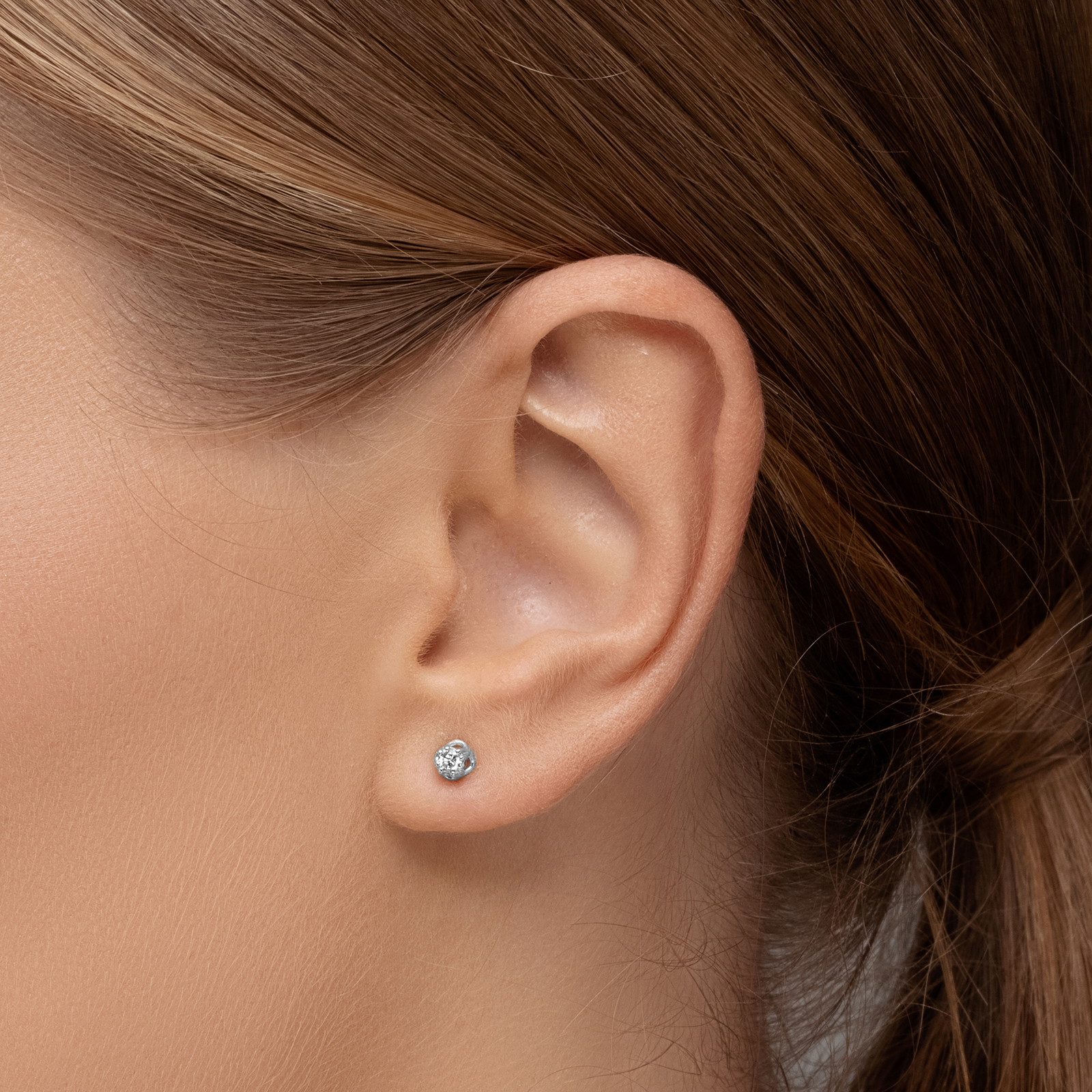 עגילי זהב סוליטר משובצים בשני יהלומים